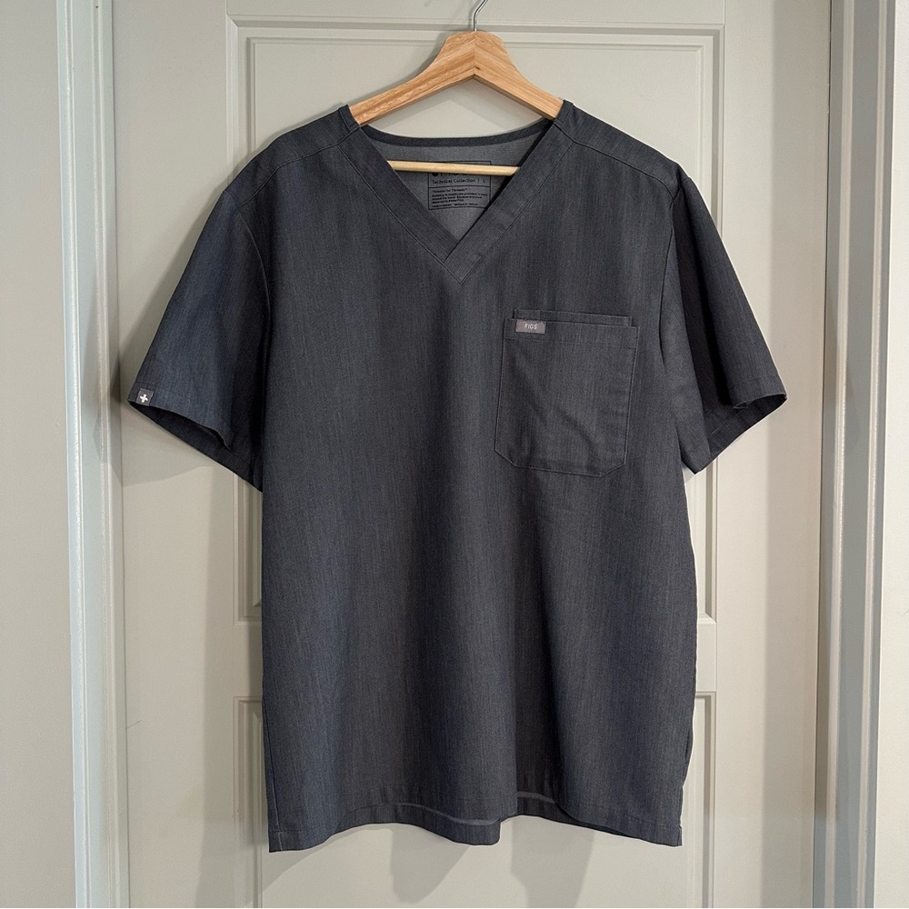 FIGS Leon Three-Pocket Scrub Top Graphite Mens Size Large - Picture 2 of 5